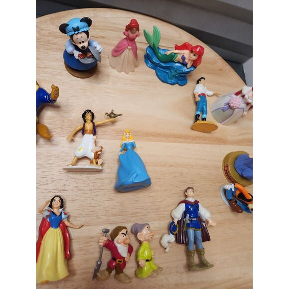Disney Figurine Lot – Miniature Knick Knacks from Classic Films - Picture 3 of 11